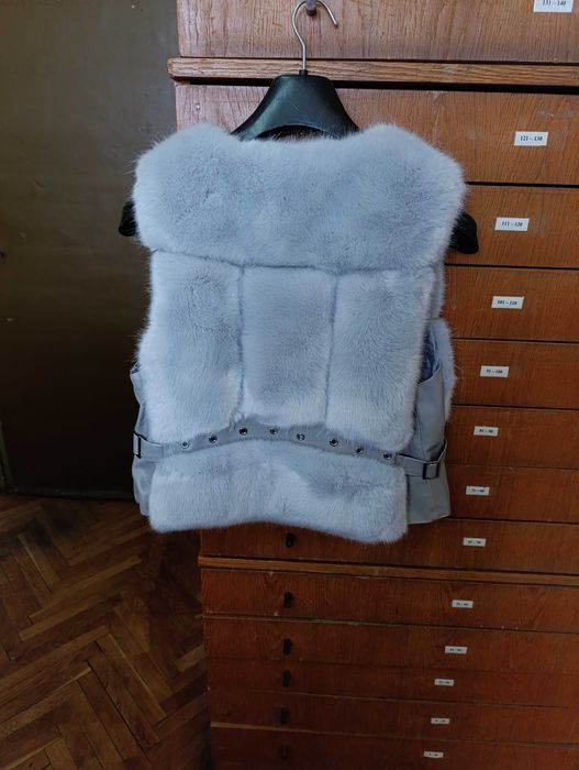 Дамски много запазен елек,неразличим от нов