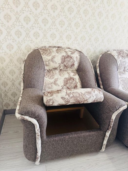 Два дивана и кресло