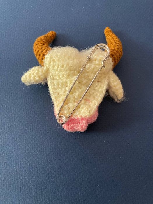 Брошь вязаная ручной работы