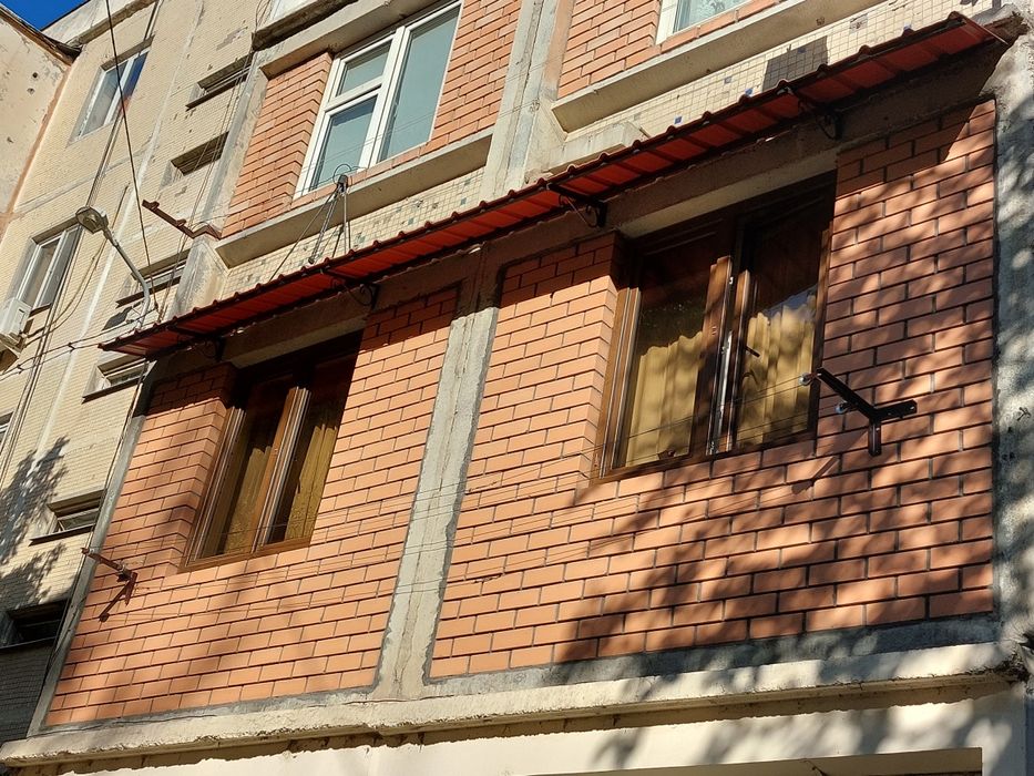 Кладка кирпича балконов , Решётка, козырёк