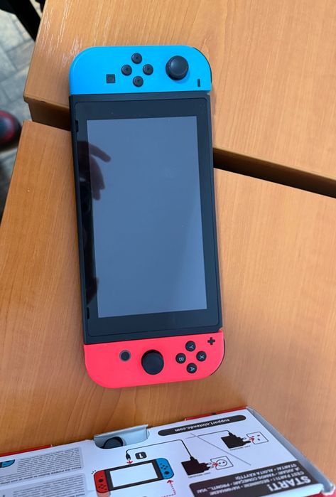 Nintendo switch red and blue si doua jocuri Mario si need for speed