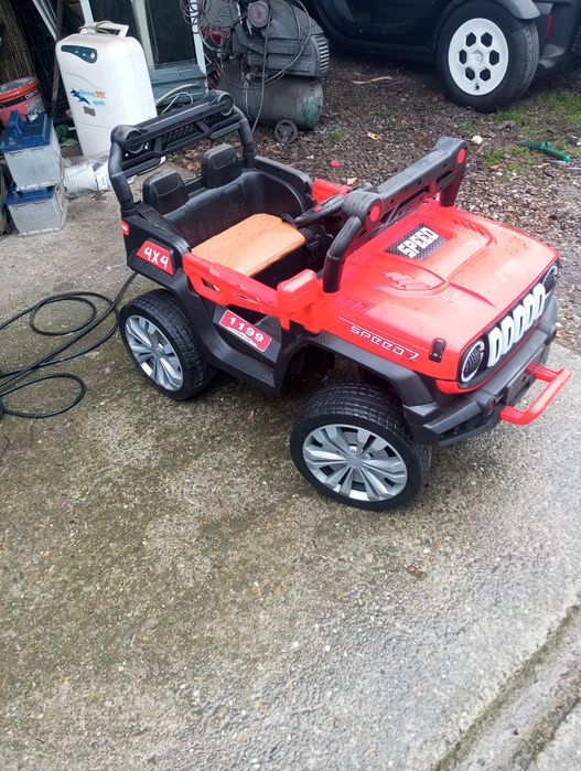 Vând mașină de copiii electrica foarte puțina folosită