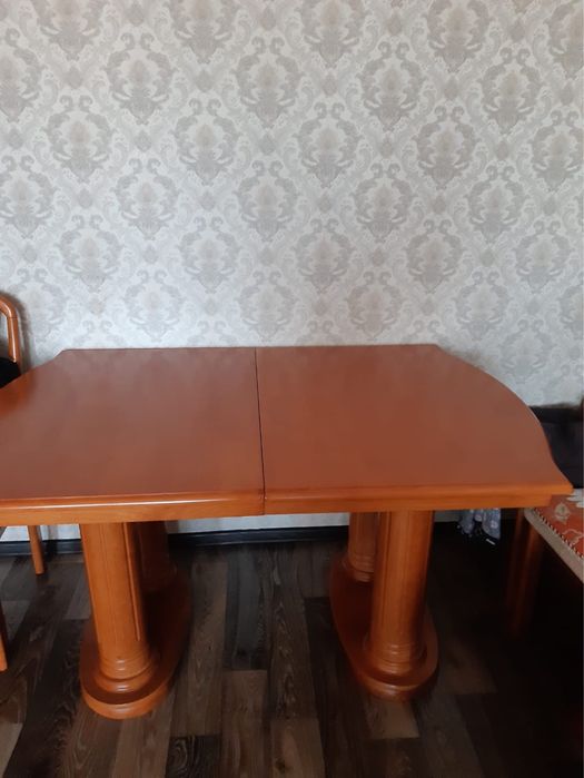 Стол для гостиннлй