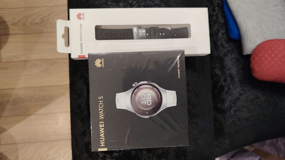 Часовник Huawei Watch 5