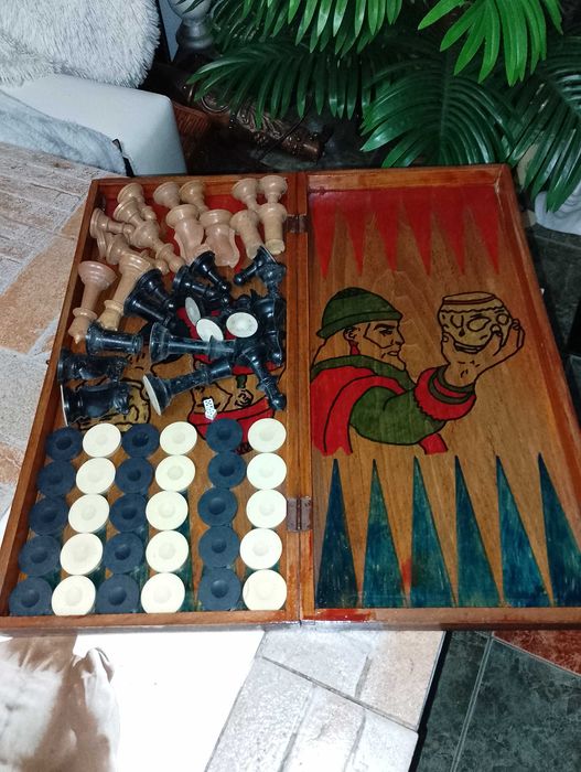 Шах-табла48/48 с дървени фигури от орех и габър,количка ферари