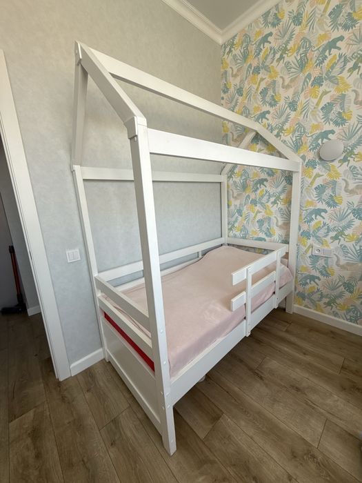 Продам детскую кровать домик.
