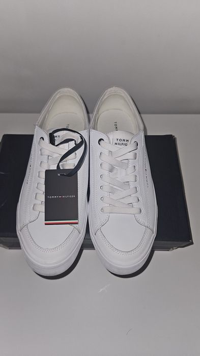 adidasi tommy hilifger noi cu eticheta
