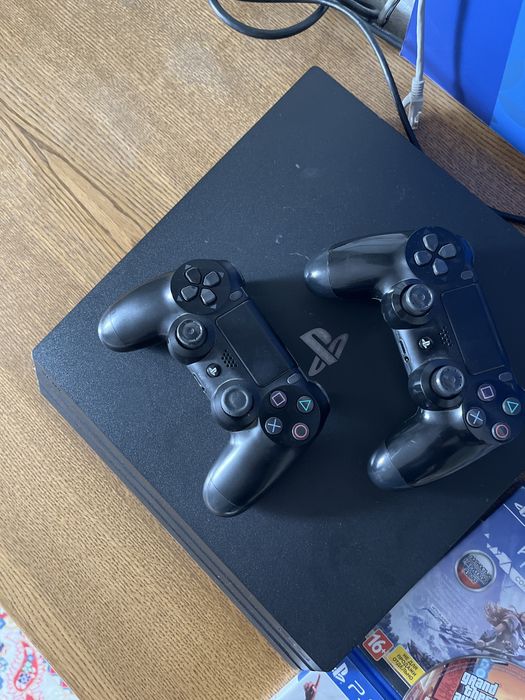 PS4 Pro 1 ТБ + 2 джойстика + игры