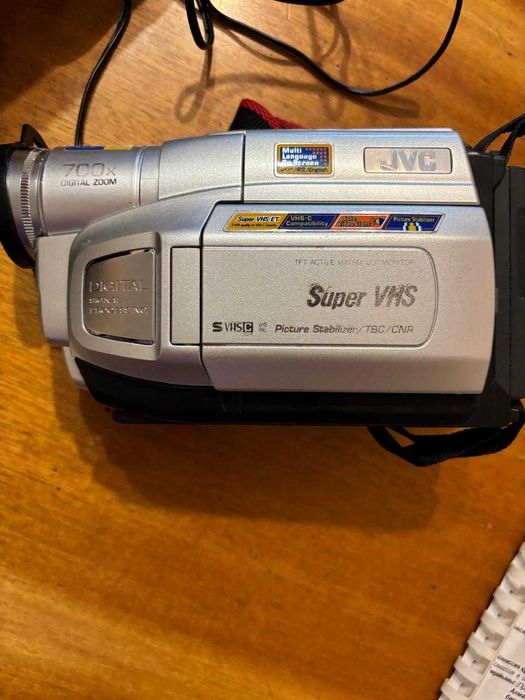 Видеокамера компактная VHS. Касетная. Модель JVC. 700 Х Digital ZOOM ...