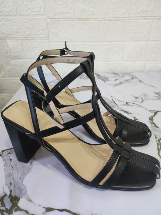 Босоножки кожаные