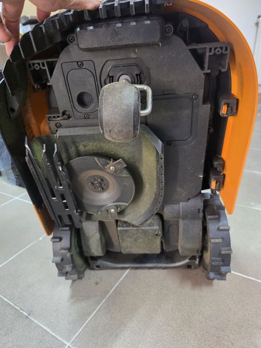 Robot de tuns iarba WORX Landroid PLUS WR165E pentru grădini de până la 500 m²