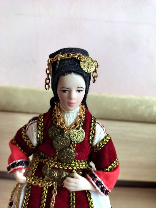 Колекционерски Порцеланови Фигури Национални Носии