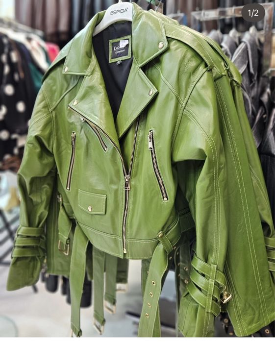 Vand geaca de piele naturala la 700 lei