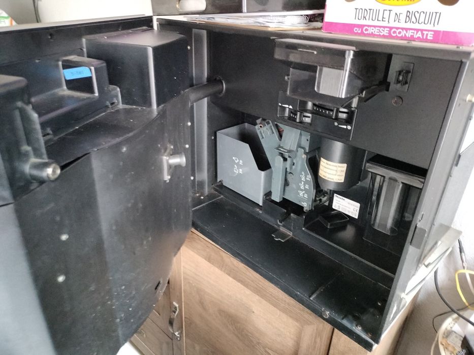 Vând expresor de cafea industrial.