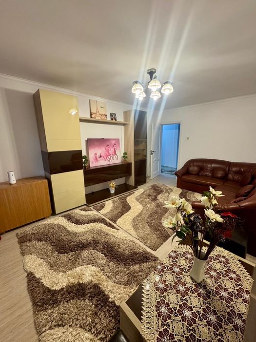 Inchiriez apartament cu 2 camere decomandat,zona Catedrala