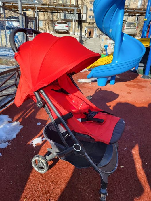 Детская красная коляска