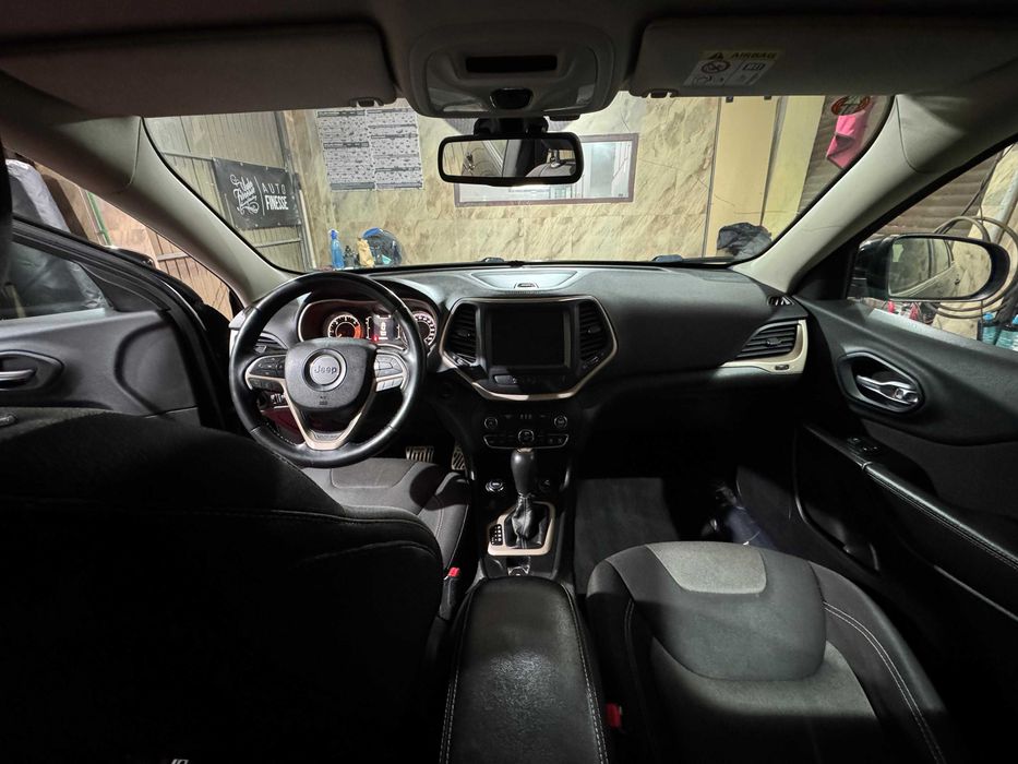 Vand autoturism jeep cherokee 4x4