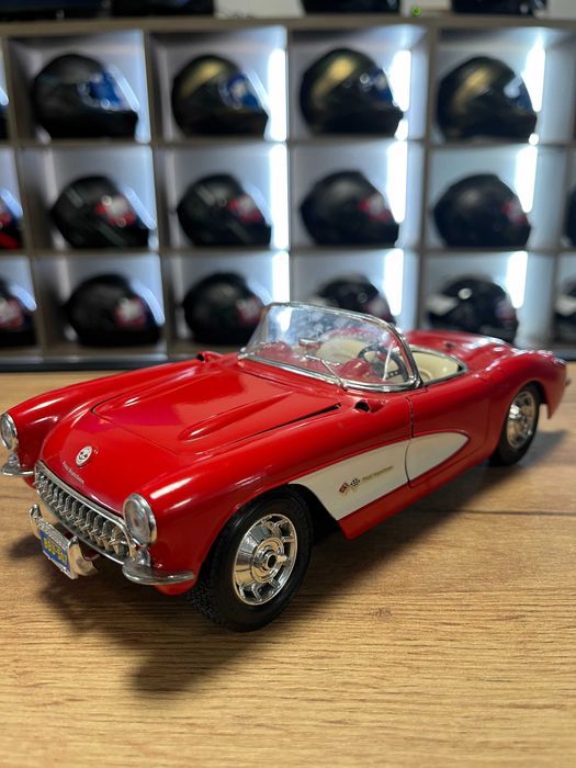Метална колекционерски модел BBURAGO CHEVROLET CORVETTE 1957 1:18
