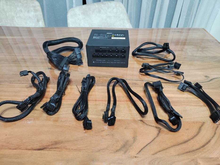 Продавам работещо модулно захранване NZXT C1000  1000W 80+ Gold