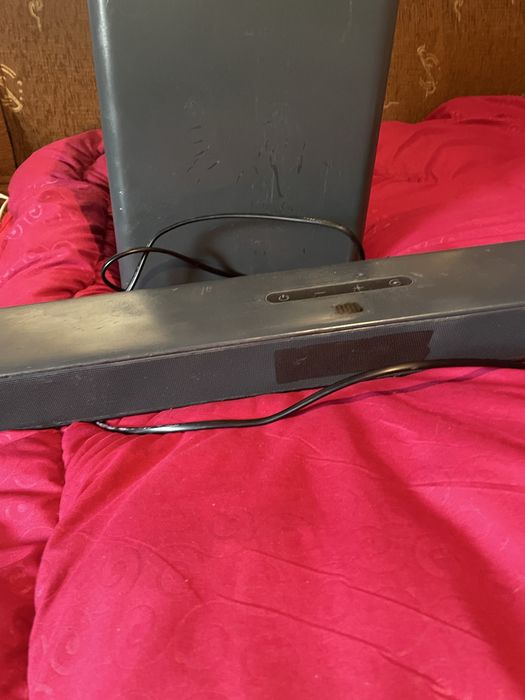 Vand boxa jbl subufar  putin zgariata functionează