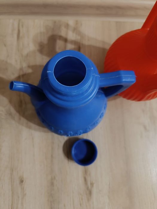 Пластиковые кувшины с крышкой