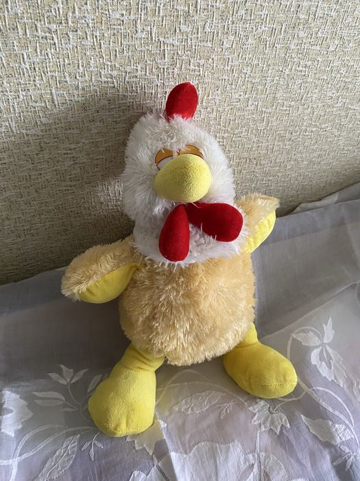 Мягкие игрушки разные.