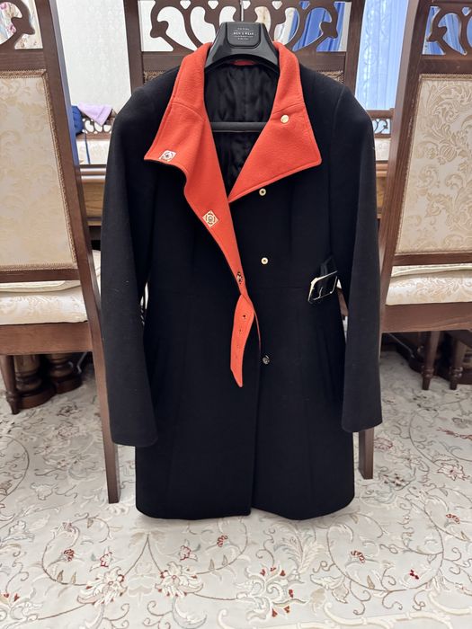 Пальто в черном цвете, в хорошем качестве