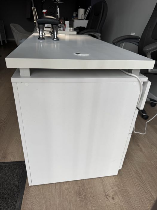 Продавам професионални маси за маникюр + столове – комплект