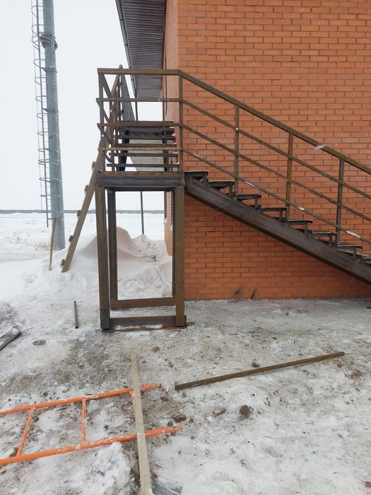 Антресоль .Антресольный этаж. Лестница.