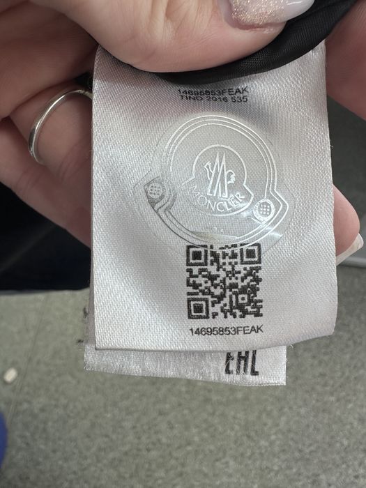 Geaca moncler , marimea M unisex negru , pret negociabil