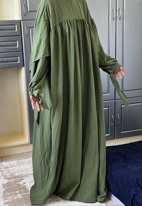 Широкое зеленое платье