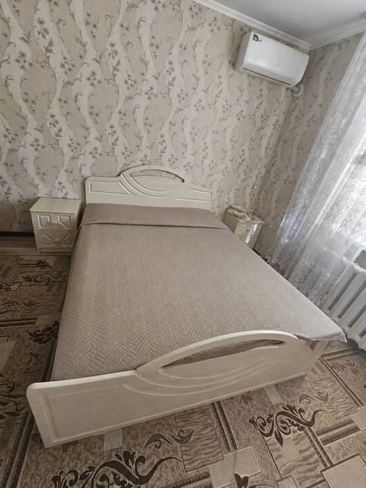 Продам кровать,и две тумбы