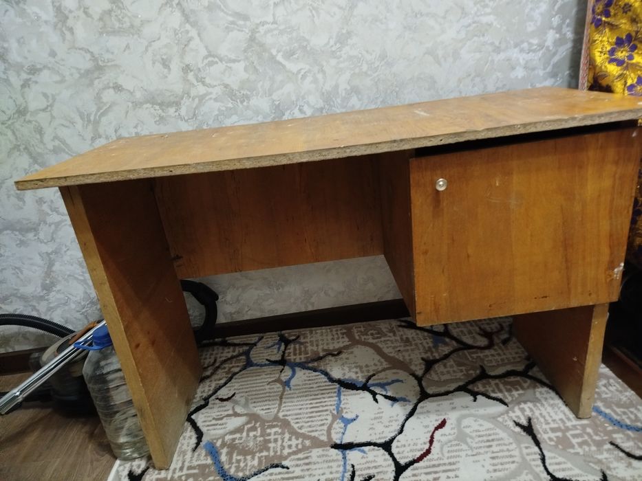 Стол 1 тумбовый сотилади