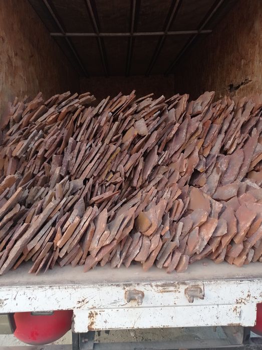 Красный рваный камень