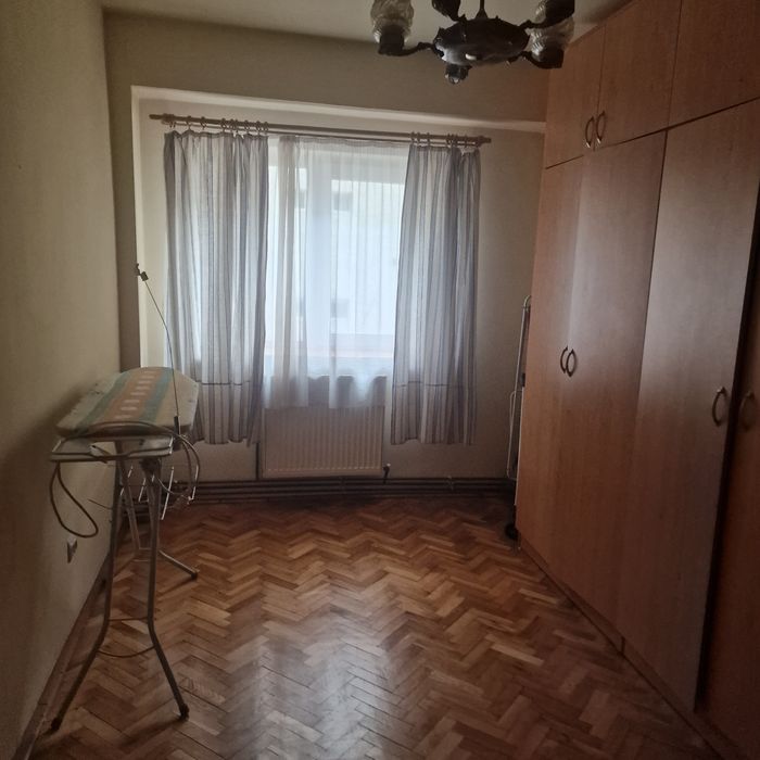 Închiriez apartament 4 camere