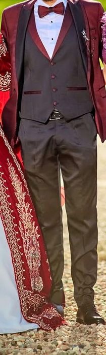 Официален мъжки костюм в цвят бордо