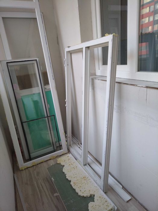 Продам пластиковую дверь бу