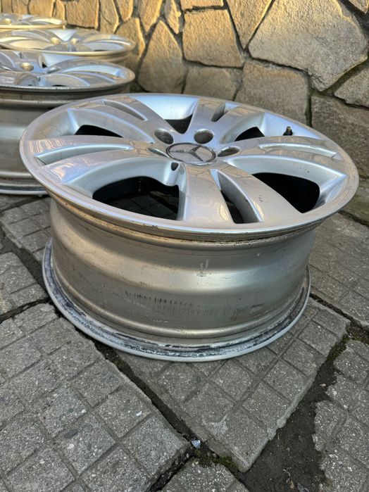 Продавам тези джанти от снимката за w212 без гумите. Джантите са без