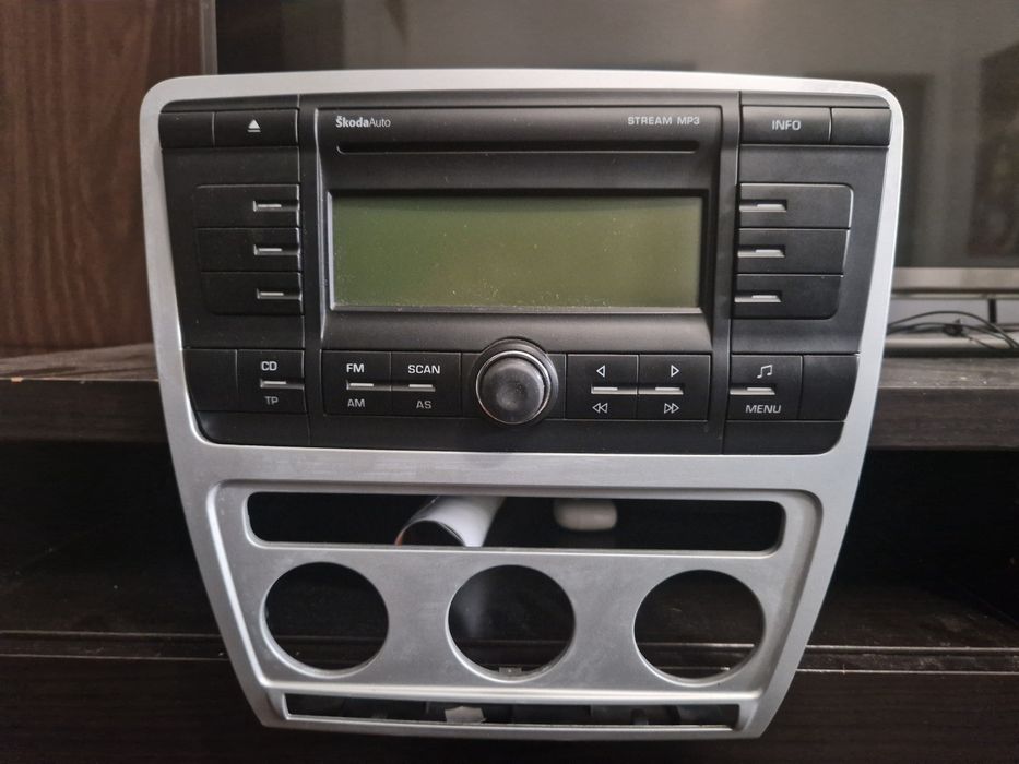 Vand radio de bord cu rama de skooda octavia II