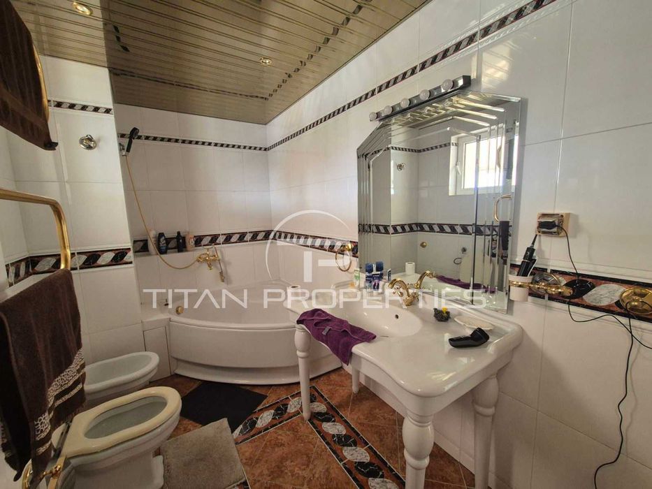 Продава се Тристаен апартамент в Пловдив, Кършияка - 220 кв.м за 2037 €/кв.м - Снимка #8