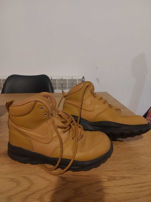 Nike кожени боти за момче 39 номер