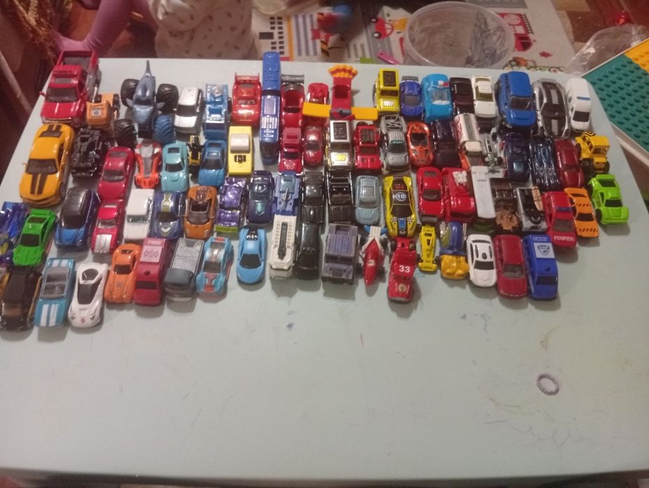 Vând 80 mașinuțe copii