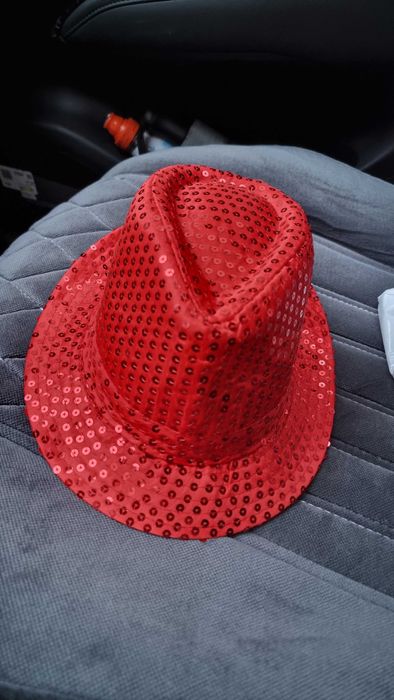 Продам шляпу красную новую