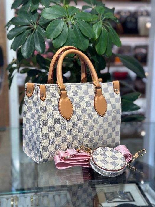 Geanta Louis Vuitton Noua !!! Dimensiuni 25/20 !!!