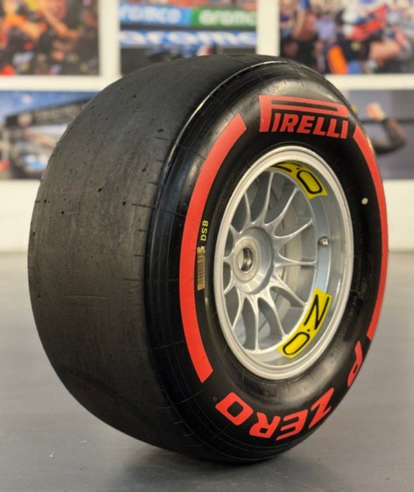 Оригинална Formula 1 гума с джанта – Pirelli & O.Z. Racing