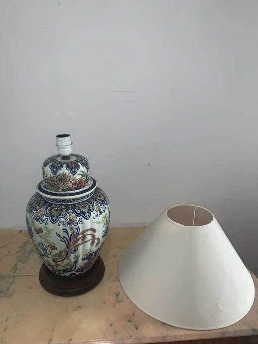 Veioza portelan pe soclu de lemn