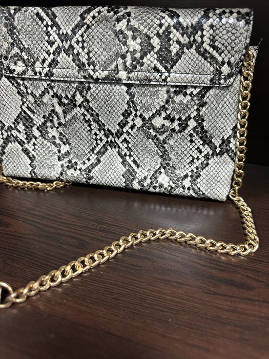 MANGO дамска чанта – змийски принт, верижна дръжка