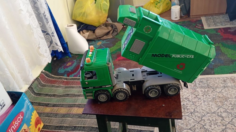 Mașină de gunoi de jucărie