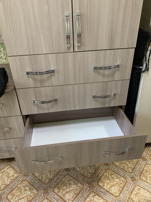 Вместительный шкаф + компьютерный стол