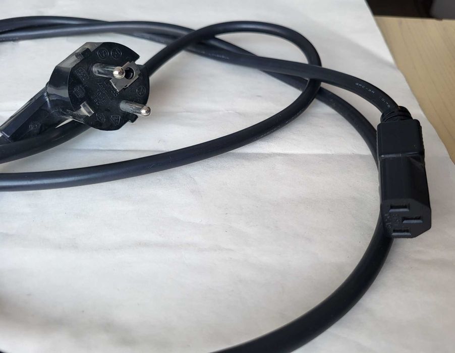 Продавам  захранващи, компютърни кабели и преходник